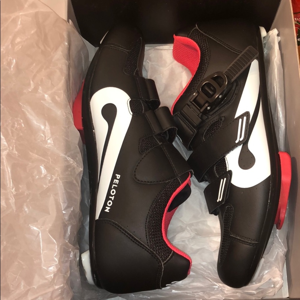 PELOTON CYCLING SHOES - SIZE MENS 10/WOMENS 12
